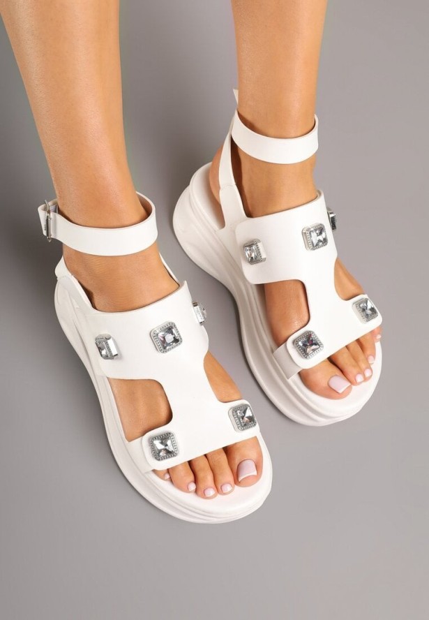 Białe Sandały na Grubej Podeszwie z Metalicznymi Aplikacjami Liozirae