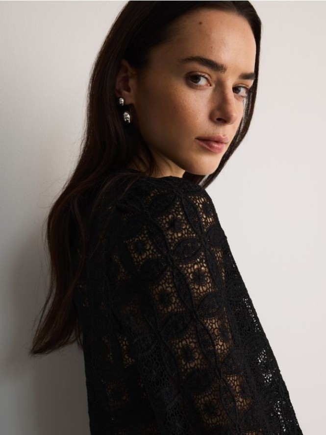Transparentna bluzka z koronki - czarny
