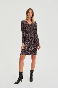 Dopasowana sukienka czarna