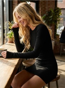 Sukienka mini z okrągłym dekoltem - czarny