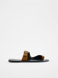 Zamszowe sandały z okuciami - brązowy