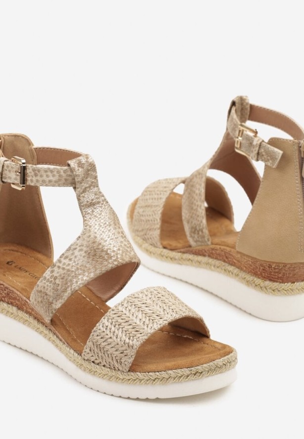 Ciemnobeżowe Sandały na Koturnie z Plecionką i Tłoczoną Cholewką Milvanis