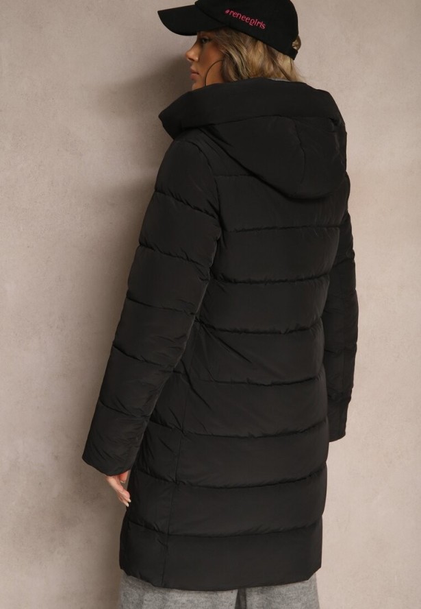 Czarna Kurtka z Pikowanymi Przeszyciami Kapturem i Wysokim Kołnierzem Atinesca