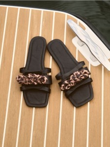 Klapki z ozdobnym wiązaniem - czarny