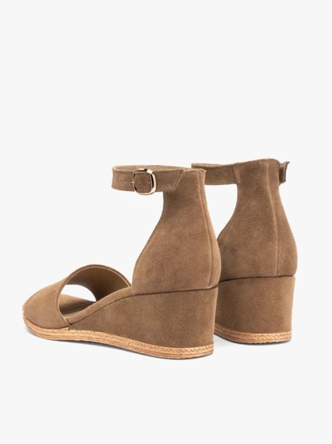 Jasnobrązowe sandały na koturnie