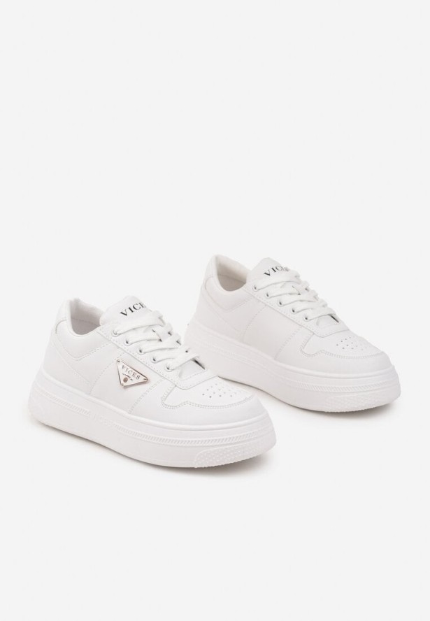 Białe Sneakersy Vices na Grubej Podeszwie z Geometryczną Ozdobą i Perforacją Karvesa