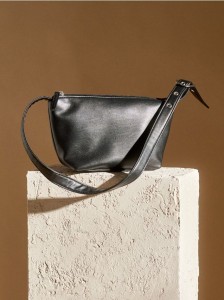 Gładka torebka na ramię - czarny