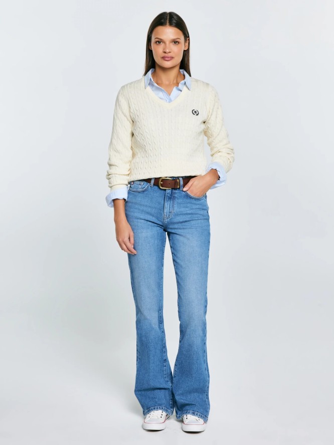 Sweter damski ze splotem warkoczowym z dekoltem v-neck kremowy Nisa 100