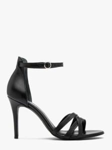Czarne sandały z ozdobnymi paseczkami