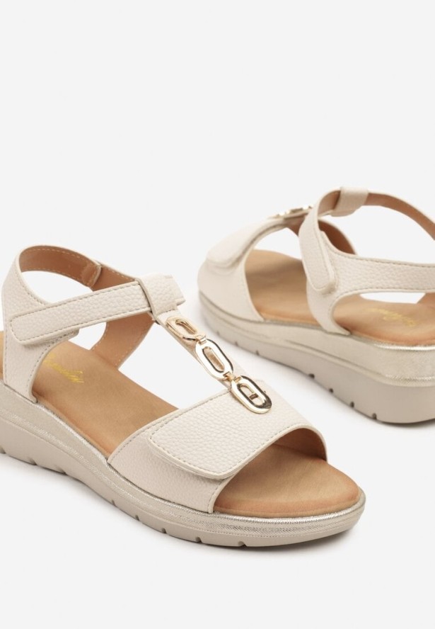 Beżowe Sandały na Niewysokim Koturnie z Ozdobną Aplikacją i Rzepami Jullisa