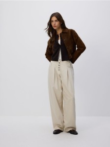 Jeansy barrel z zakładkami - kremowy