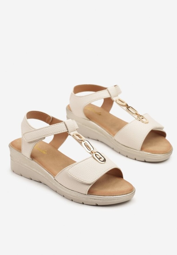 Beżowe Sandały na Niewysokim Koturnie z Ozdobną Aplikacją i Rzepami Jullisa