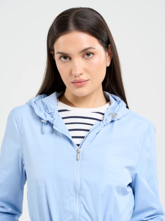Kurtka damska z regulacją w tali z kapturem błękitna Mira 400
