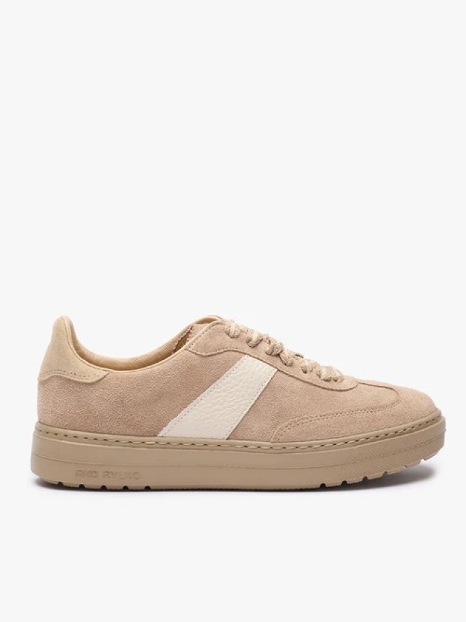 Piaskowe sneakersy z jasnym paskiem