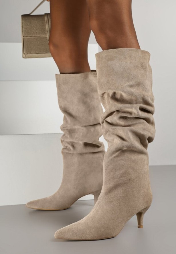 Ciemnobeżowe Marszczone Kozaki na Obcasie Typu Kaczuszka Alevitte