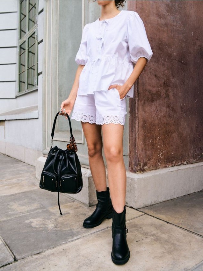 Szorty z ażurowym wykończeniem - kremowy