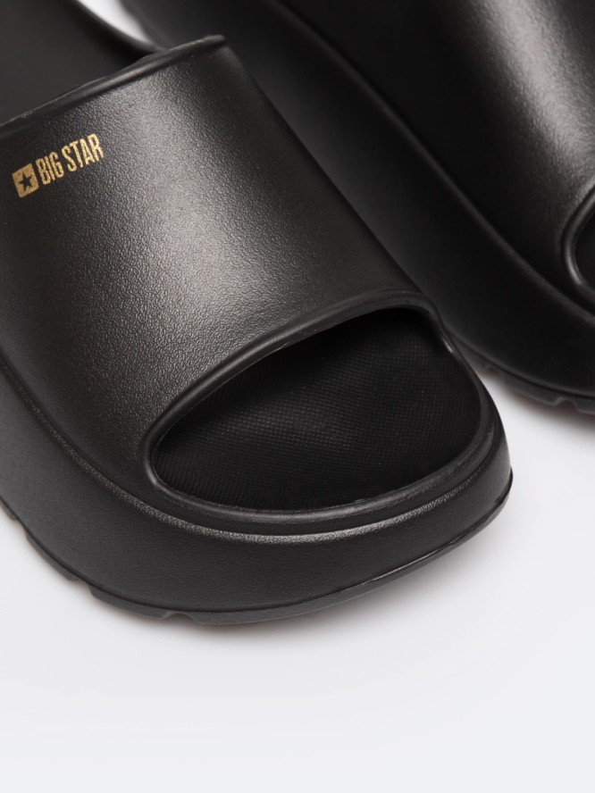 Klapki damskie na podwyższonej podeszwie czarne RR274A567 906