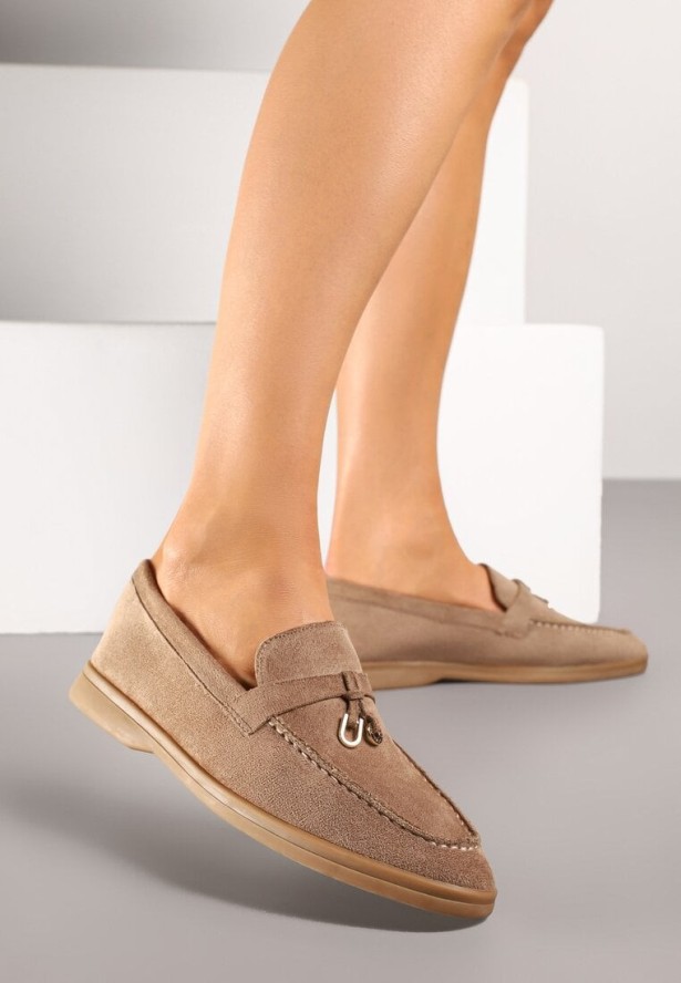 Ciemnobeżowe Mokasyny z Imitacji Zamszu Zdobione Aplikacją Fevolaise