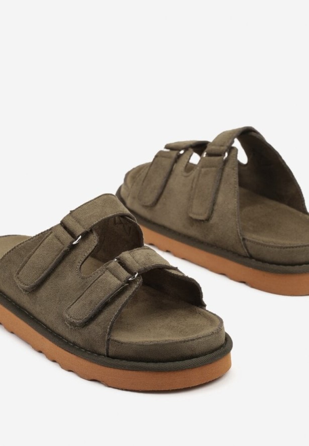 Ciemnozielone Klapki na Platformie Ozdobione Dwoma Paskami Zelgis