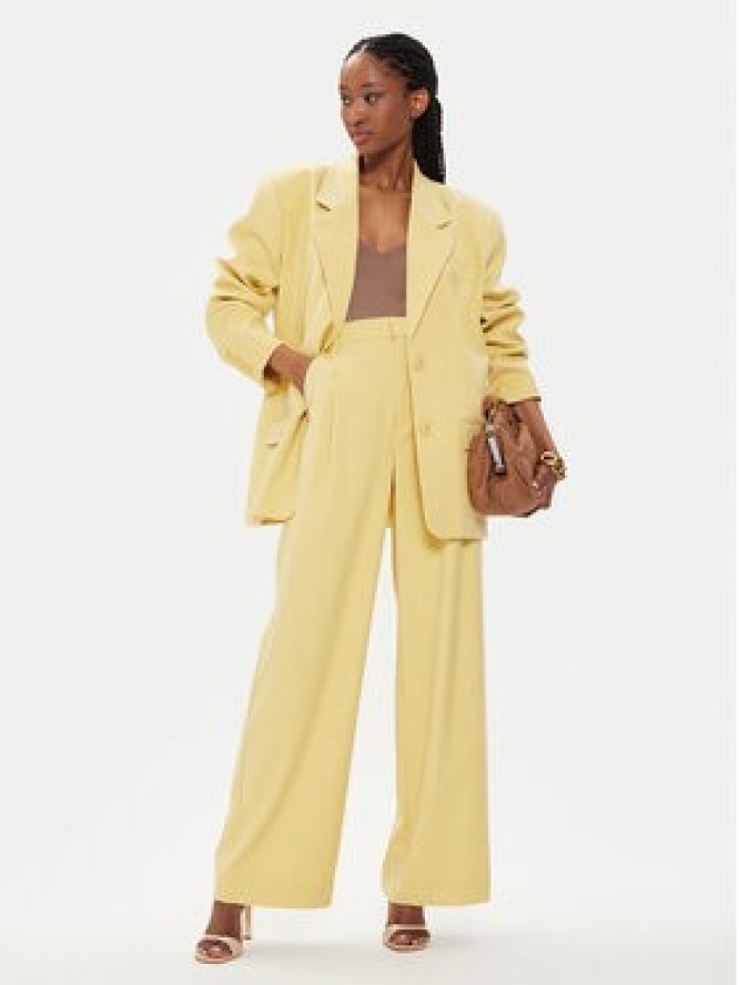 Gestuz Spodnie materiałowe Paula 10906861 Żółty Relaxed Fit