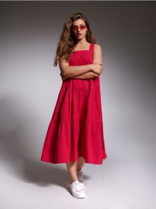 Sukienka maxi z marszczeniami - różowy