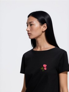 Bawełniany T-shirt z haftem - czarny