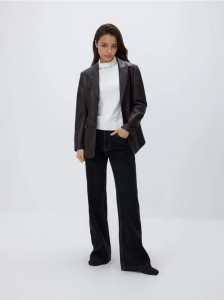 Sweter z ozdobną aplikacją - kremowy