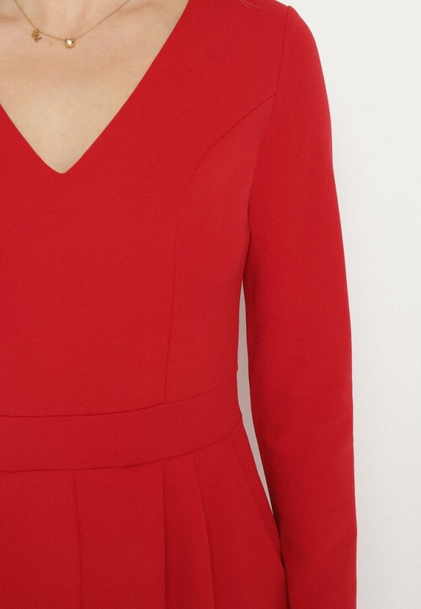 Czerwony Kombinezon z Wiskozą z Dekoltem w Serek i Zakładkami Adivina