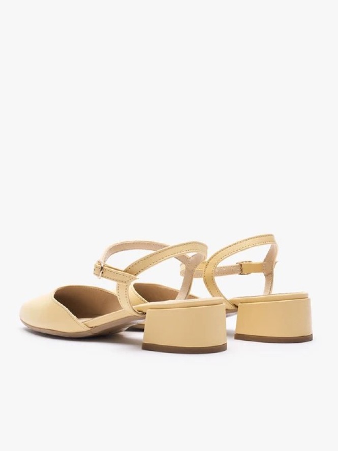 Jasnożółte czółenka slingback na niskim słupku