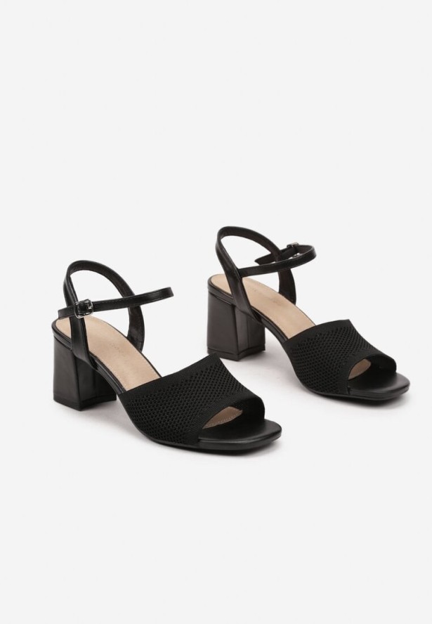 Czarne Sandały na Słupku Ozdobione Siateczkowym Paskiem Arivona