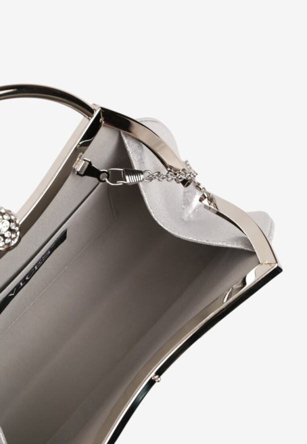 Srebrna Trapezowa Torebka Kopertówka Vices z Rączką i Odpinanym Łańcuszkiem Accodia