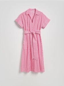 Koszulowa sukienka z paskiem - różowy
