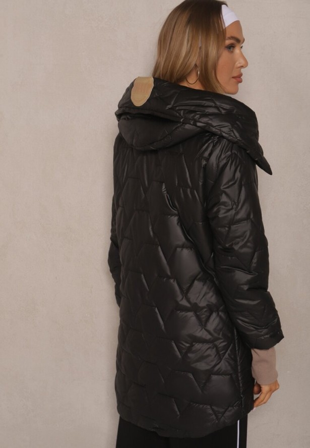 Czarna Kurtka Ozdobiona Pikowaniem z Rękawami Zakończonymi Ściągaczami i Kapturem Celosira