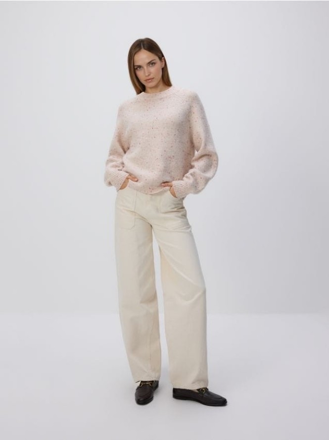 Wzorzysty sweter - pastelowy róż