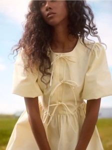 Sukienka mini z wiązaniem - jasnożółty