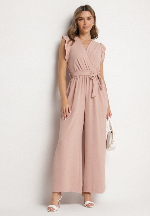 Jasnoróżowy Taliowany Kombinezon Koktajlowy z Paskiem w Talii i Falbanami przy Ramionach Vimarine