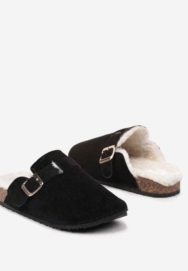 Czarne Kapcie na Płaskiej Podeszwie Ozdobione Paskiem z Klamrą Ninnithra