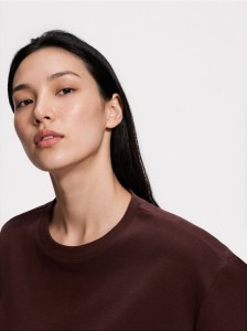 Dzianinowy t-shirt z bawełną - ciemnobrązowy