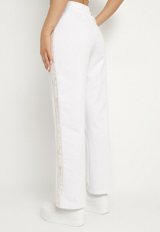 Białe Spodnie Dresowe z Bawełną i Wysokim Stanem Ozdobione Koronką Evarose