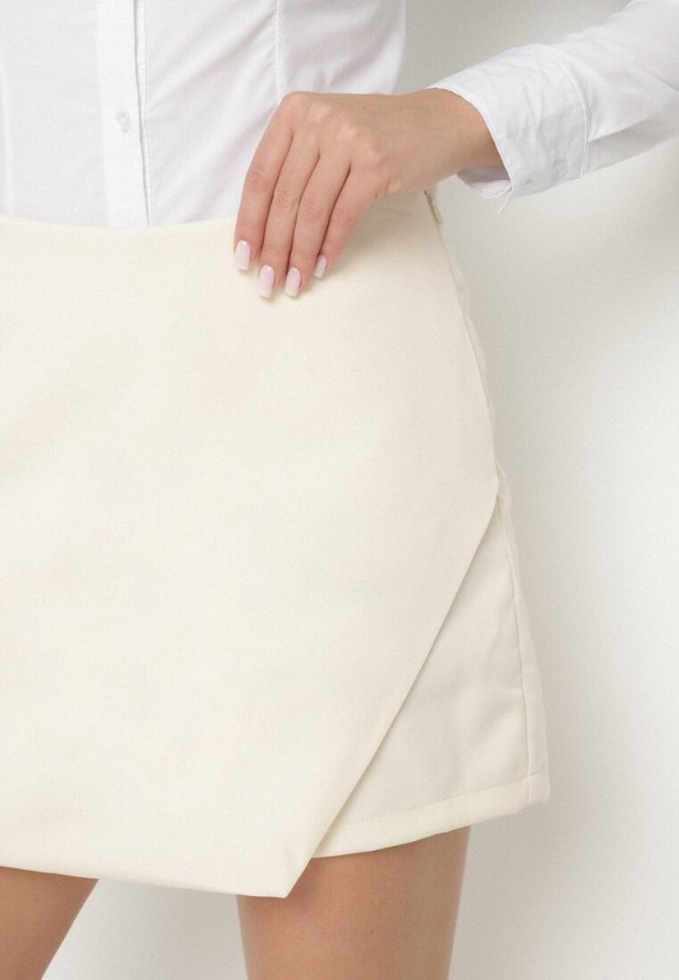 Jasnobeżowe Spódnico-Szorty z Wiskozą o Asymetrycznym Kroju z Wysokim Stanem Calisse