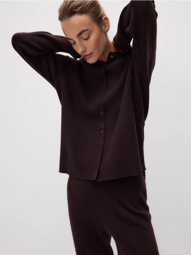 Prążkowany kardigan z kołnierzykiem - brązowy