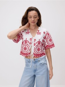 Wiązana bluzka z haftowanym wzorem - czerwony