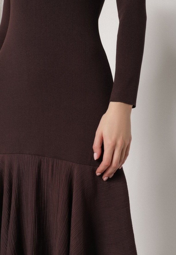 Brązowa Sukienka z Wiskozą o Dopasowanym Kroju z Falbanami u Dołu Vebmara