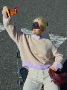 Sweter w paski - wielobarwny