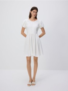 Sukienka mini z ozdobną kokardą - biały