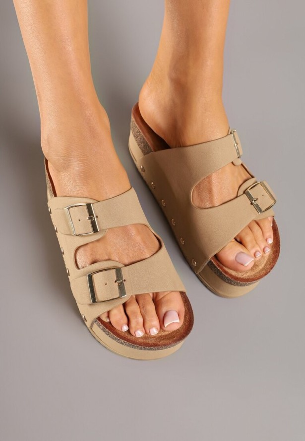 Ciemnobeżowe Klapki z Imitacji Zamszu na Grubej Podeszwie z Paskami z Klamrami Tilliora