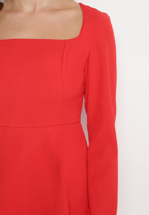 Czerwona Sukienka Taliowana z Kwadratowym Dekoltem Jelzemis