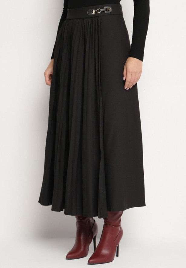 Czarna Trapezowa Spódnica Plisowana z Wiskozą Ozdobiona Klamrą Calemi