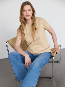 Bawełniany t-shirt regular - kremowy