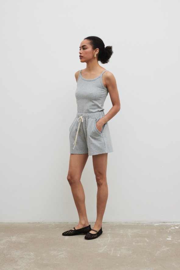 Top z delikatnej prążkowanej dzianiny w kolorze GREY MELANGE - RIVA